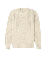 Amundsen Old Salt Sweater Womens i natural, sett forfra med klassisk kabelstrikkmønster og Amundsen-logo på nedre venstre side
