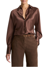 Vince Silk Bias Blouse i Espresso på modell, sett forfra.
