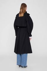 Pascale Maxi Trench fra ANINE BING, sort trenchcoat med dobbeltspent front og knytebelte. Sett bakfra på modell. 