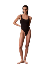 Sort Calvin Klein One Piece badedrakt med firkantet utringning på modell, sett forfra.