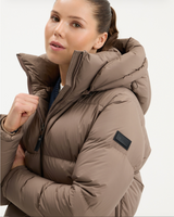 Cedrico Venus dunjakke i taupe på modell, sett forfra
