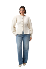 Adoore Arolla Cardigan i cremehvit på modell, forfra
