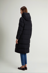 Woolrich Madison Long Coat i sort med hette og horisontal quilting, sett bakfra på modell.