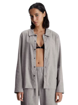 Lysegrå Calvin Klein pysjskjorte med lange ermer og knapper på modell, sett forfra.