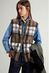 Woolrich Waxed Coat i olivengrønn med mørk krage, sett forfra på modell. 