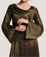 byTiMo Jacquard Drape Top i Forest med drapert hals, sett forfra på modell. 