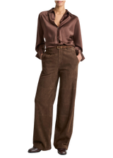 Vince Silk Bias Blouse i Espresso på modell, sett forfra.