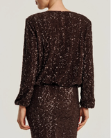 Modell med sjokoladebrun byTiMo Beaded Blouse med paljetter, lange ermer og rund hals, sett bakfra. 