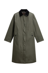 Woolrich Waxed Coat i olivengrønn med mørk krage, sett forfra.