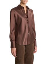 Vince Silk Bias Blouse i Espresso på modell, sett forfra.