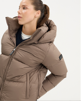 Cedrico Venus dunjakke i taupe på modell, sett forfra