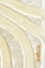 Cult Gaia Aura clutch i ivory med gullfarget kjede, forside detaljer. 