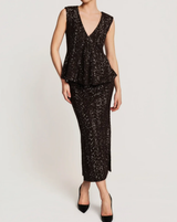 byTiMo Beaded Midi Skirt i brunt med glitrende paljetter, sett forfra på modell. 