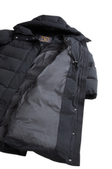 Woolrich Madison Long Coat i sort med hette og horisontal quilting, sett forfra.