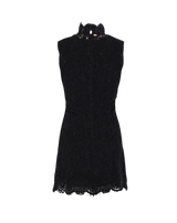 Sort byTiMo Lace Velvet Mini Dress uten ermer, med høy blondekrage, sett bakfra. 