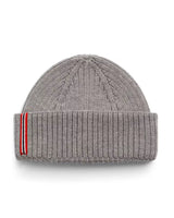 Amundsen Merino Beanie i lysegrå med oppbrett og norsk flaggdetalj.