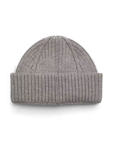 Amundsen Merino Beanie i lysegrå med oppbrett og norsk flaggdetalj.
