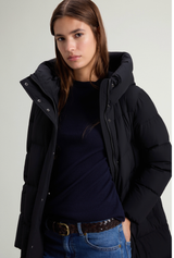 Woolrich Madison Long Coat i sort med hette og horisontal quilting, sett forfra.
