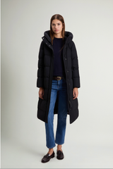 Woolrich Madison Long Coat i sort med hette og horisontal quilting, sett forfra på modell. 