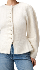 Adoore Arolla Cardigan i cremehvit på modell, forfra