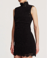 Sort byTiMo Lace Velvet Mini Dress uten ermer, med høy blondekrage, sett forfra på modell. 