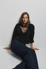 Pia Tjelta Nicole mørkeblå jeans med høyt liv og vide ben, sett forfra på modell. 