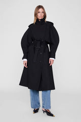 Pascale Maxi Trench fra ANINE BING, sort trenchcoat med dobbeltspent front og knytebelte. Sett forfra på modell. 