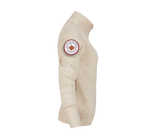 Amundsen Deck Half Zip i warm sand, sett fra siden med Spirit of Amundsen-patch og ribbestrikk i midje