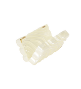 Cult Gaia Aura clutch i ivory med gullfarget kjede, forside., åpen. 