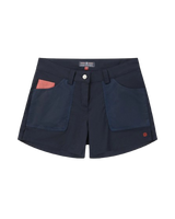 Forfra – korte mørkeblå kordfløyel-shorts med to store patchlommer, korallrød innerlomme, liten Amundsen-badge og knappelukking

