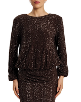 Modell med sjokoladebrun byTiMo Beaded Blouse med paljetter, lange ermer og rund hals, sett forfra.