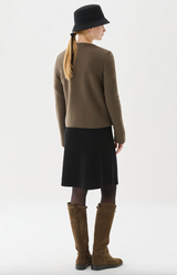 Busnel IVA Down Jacket, brun dunjakke med gullfargede knapper. Sett bakfra på modell. 