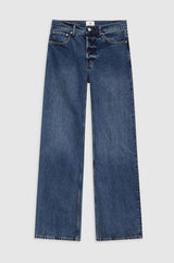 Anine Bing Hugh Jean 34" i dark indigo – avslappet wide leg jeans i stiv denim med middels høy midje, knappegylfet og rå kant nederst, fotografert forfra på grå bakgrunn
