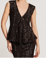 byTiMo Beaded V-Neck Top i sjokoladebrunt med paljetter og V-hals, sett forfra på modell. 