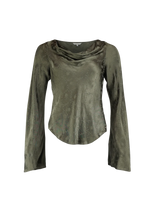 byTiMo Jacquard Drape Top i Forest med drapert hals, sett forfra.
