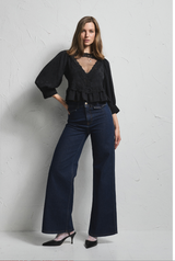 Pia Tjelta Nicole mørkeblå jeans med høyt liv og vide ben, sett forfra på modell. 