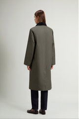 Woolrich Waxed Coat i olivengrønn med mørk krage, sett bakfra på modell. 