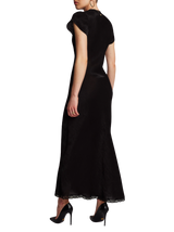 Sort byTiMo Jacquard V-Neck Dress på modell bakfra med blondekant nederst.