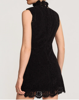 Sort byTiMo Lace Velvet Mini Dress uten ermer, med høy blondekrage, sett bakfra på modell. 