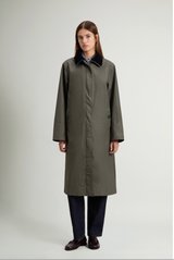 Woolrich Waxed Coat i olivengrønn med mørk krage, sett forfra på modell. 