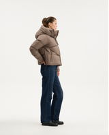 Cedrico Venus dunjakke i taupe på modell, sett fra siden. 