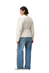Adoore Arolla Cardigan i cremehvit på modell, bakfra. 