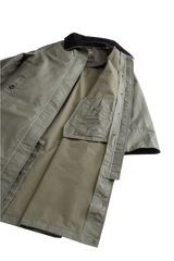 Woolrich Waxed Coat i olivengrønn med mørk krage, sett forfra.
