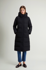 Woolrich Madison Long Coat i sort med hette og horisontal quilting, sett forfra på modell. 