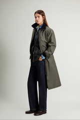 Woolrich Waxed Coat i olivengrønn med mørk krage, sett forfra på modell. 